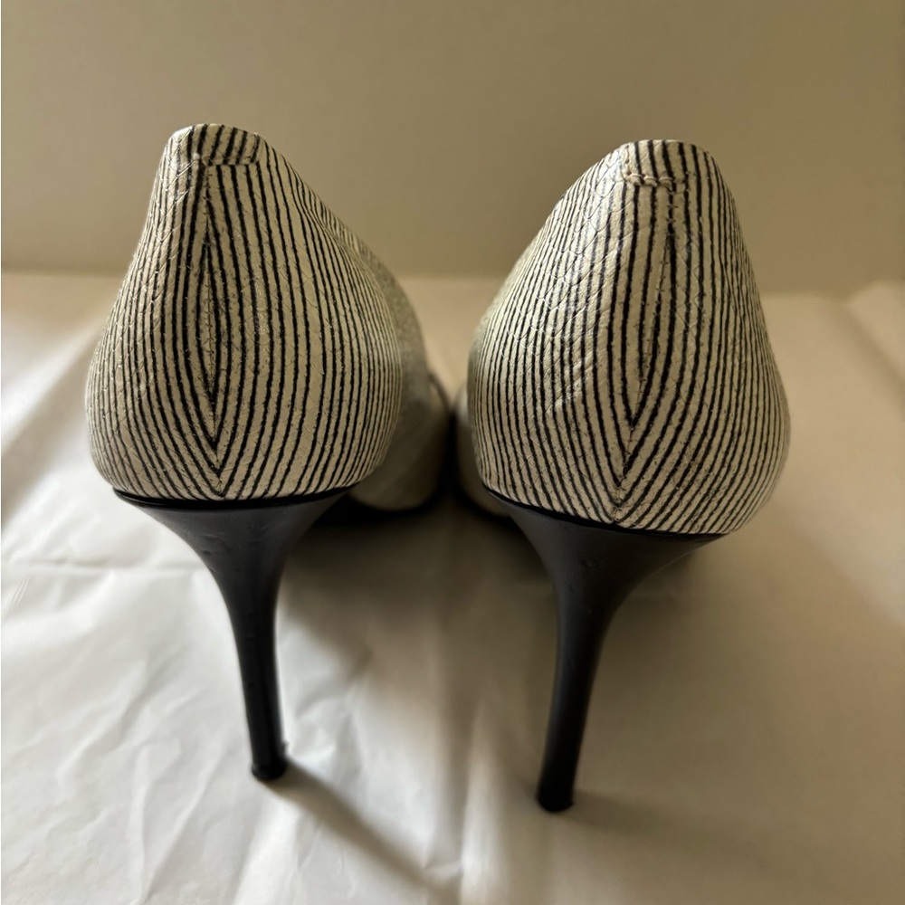 AUDREY BROOKE black and white striped Abbie leather heel. Size is 8.5 M - Picture 5 of 8